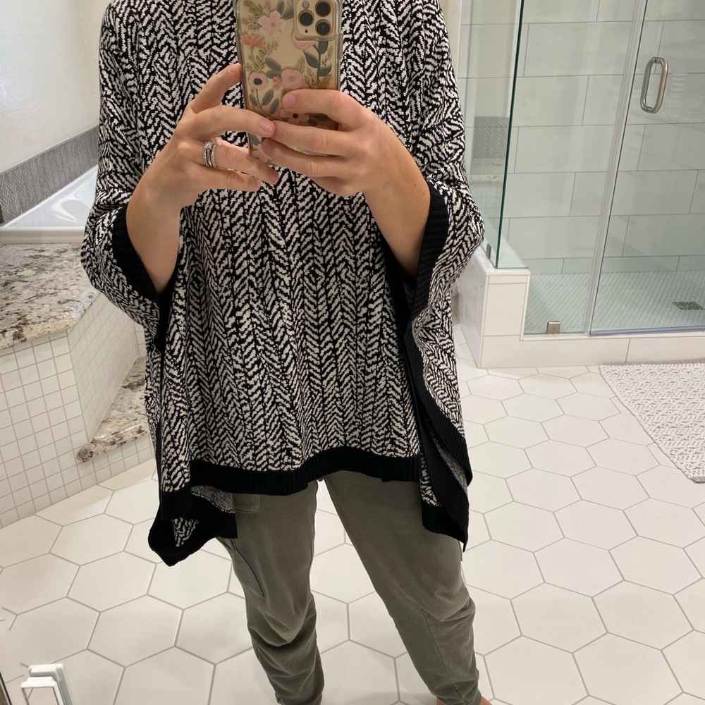 Lululemon black and white poncho, size 8